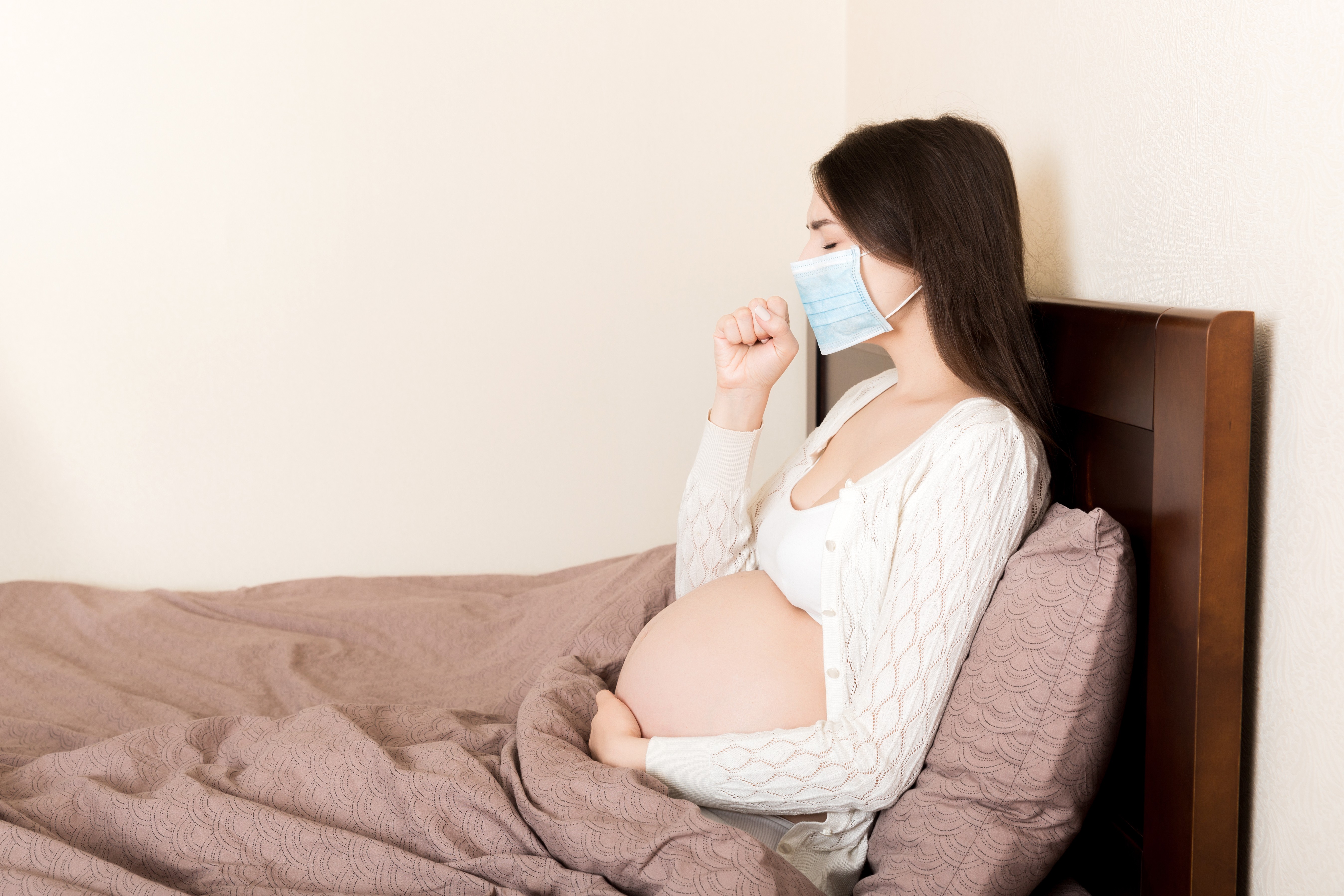 flu saat hamil, bahaya flu bagi ibu hamil, vaksin flu ibu hamil, cara mencegah flu saat hamil, komplikasi flu kehamilan, hamil sehat, imunisasi, Bunda, si Kecil